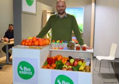 Paris Tsekouras van Bio Karpos, alles wat ze doen is voornamelijk verse biologische groente en fruit